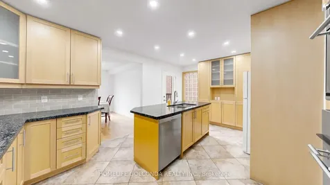 19 Thornbury Circle Vaughan ON L4J 5C1