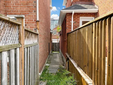 19 Thornbury Circle Vaughan ON L4J 5C1