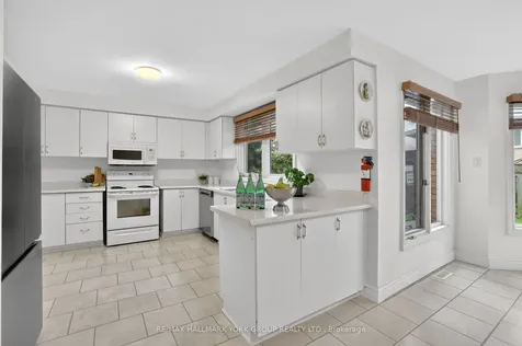 136 Nelson Circle Newmarket ON L3X 1R3