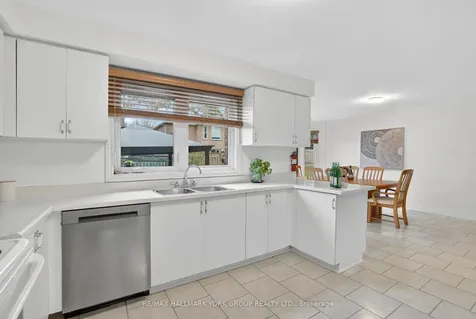 136 Nelson Circle Newmarket ON L3X 1R3