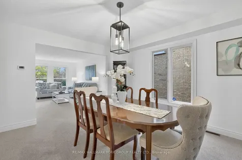 136 Nelson Circle Newmarket ON L3X 1R3