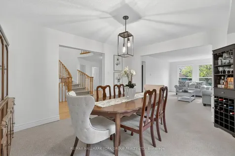 136 Nelson Circle Newmarket ON L3X 1R3