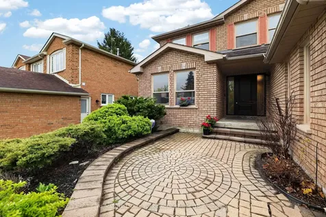 136 Nelson Circle Newmarket ON L3X 1R3