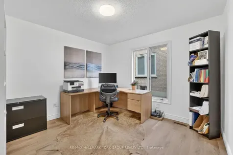 136 Nelson Circle Newmarket ON L3X 1R3