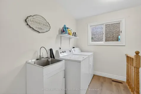 136 Nelson Circle Newmarket ON L3X 1R3