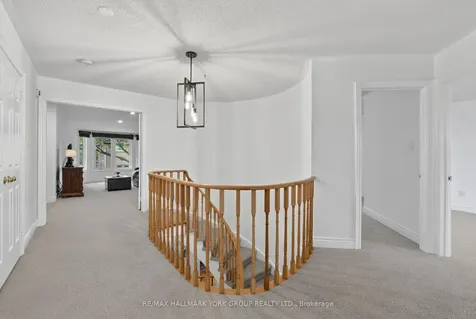 136 Nelson Circle Newmarket ON L3X 1R3
