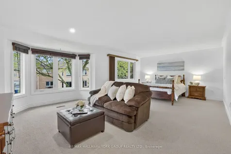 136 Nelson Circle Newmarket ON L3X 1R3