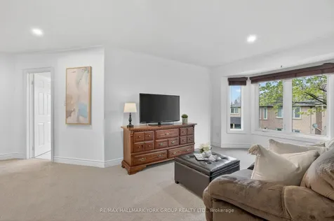 136 Nelson Circle Newmarket ON L3X 1R3