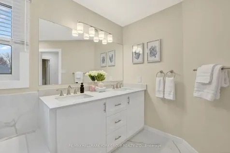 136 Nelson Circle Newmarket ON L3X 1R3