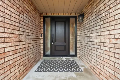 136 Nelson Circle Newmarket ON L3X 1R3