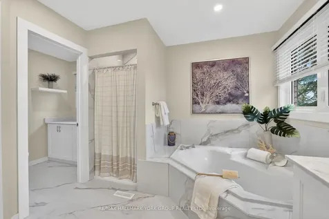 136 Nelson Circle Newmarket ON L3X 1R3