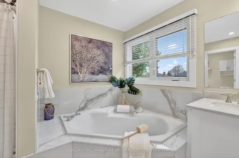 136 Nelson Circle Newmarket ON L3X 1R3
