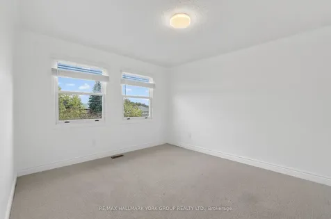 136 Nelson Circle Newmarket ON L3X 1R3