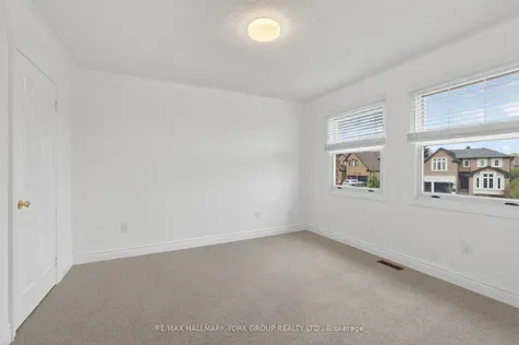 136 Nelson Circle Newmarket ON L3X 1R3