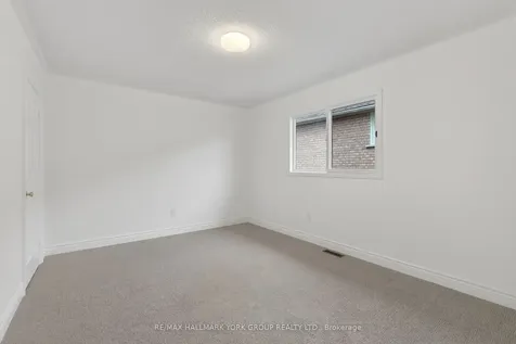 136 Nelson Circle Newmarket ON L3X 1R3