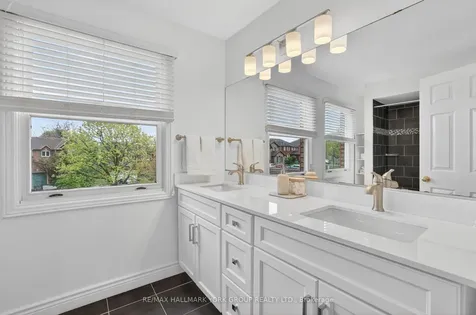 136 Nelson Circle Newmarket ON L3X 1R3