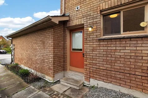 136 Nelson Circle Newmarket ON L3X 1R3