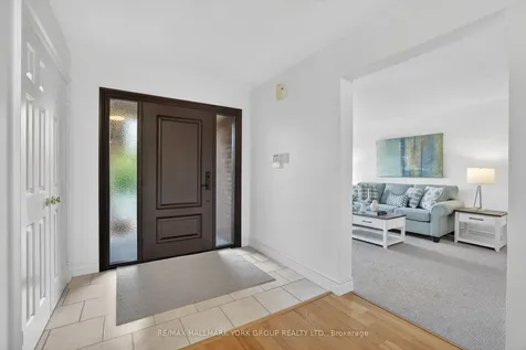 136 Nelson Circle Newmarket ON L3X 1R3