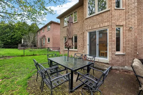 136 Nelson Circle Newmarket ON L3X 1R3