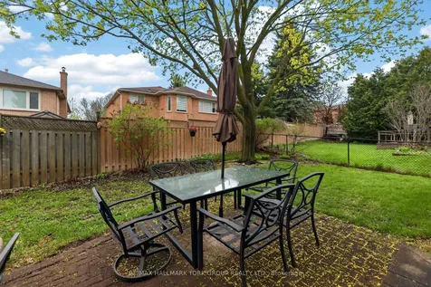 136 Nelson Circle Newmarket ON L3X 1R3