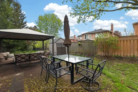 136 Nelson Circle Newmarket ON L3X 1R3
