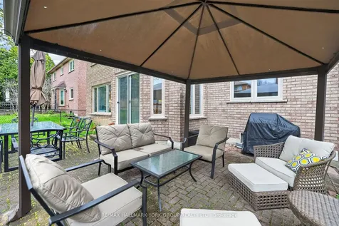 136 Nelson Circle Newmarket ON L3X 1R3