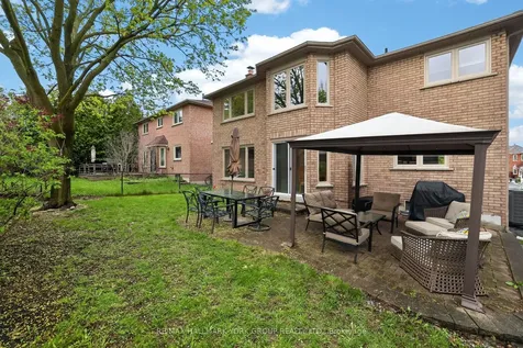 136 Nelson Circle Newmarket ON L3X 1R3