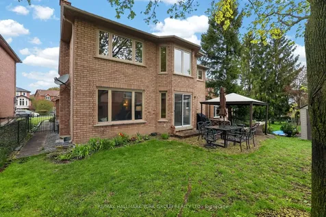 136 Nelson Circle Newmarket ON L3X 1R3