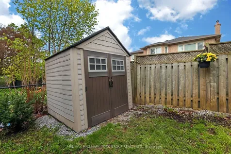 136 Nelson Circle Newmarket ON L3X 1R3