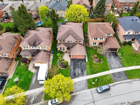 136 Nelson Circle Newmarket ON L3X 1R3