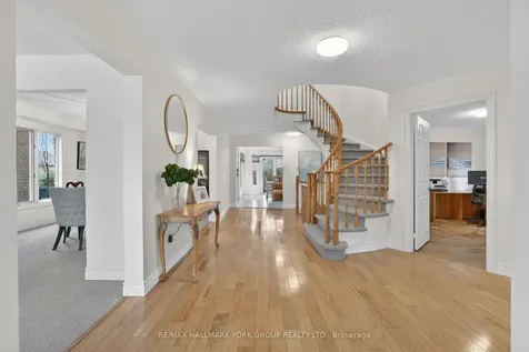 136 Nelson Circle Newmarket ON L3X 1R3