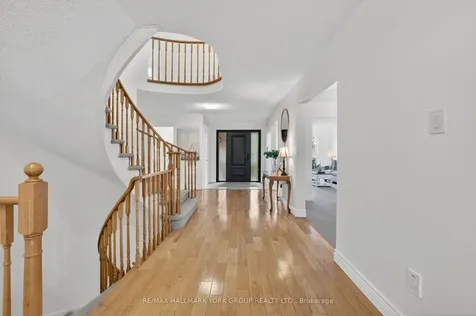 136 Nelson Circle Newmarket ON L3X 1R3