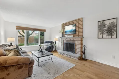 136 Nelson Circle Newmarket ON L3X 1R3