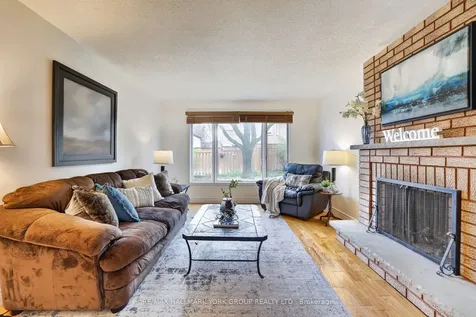 136 Nelson Circle Newmarket ON L3X 1R3