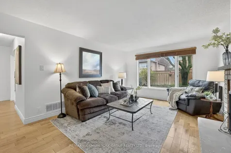 136 Nelson Circle Newmarket ON L3X 1R3