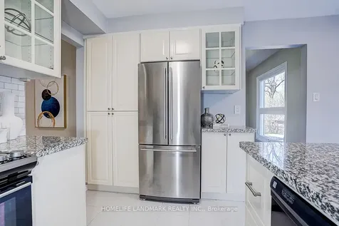 20 Lippincott Court Richmond Hill ON L4C 7M4