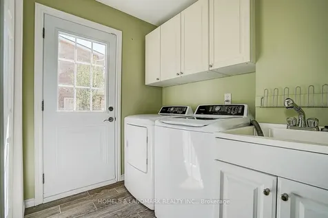 20 Lippincott Court Richmond Hill ON L4C 7M4