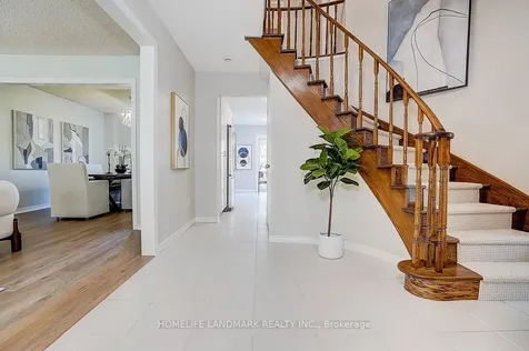 20 Lippincott Court Richmond Hill ON L4C 7M4
