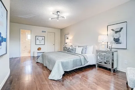 20 Lippincott Court Richmond Hill ON L4C 7M4