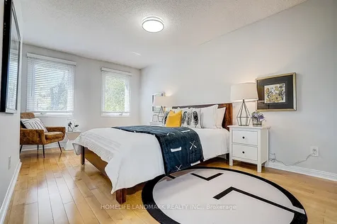 20 Lippincott Court Richmond Hill ON L4C 7M4