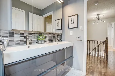 20 Lippincott Court Richmond Hill ON L4C 7M4