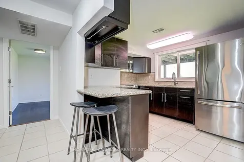 20 Lippincott Court Richmond Hill ON L4C 7M4