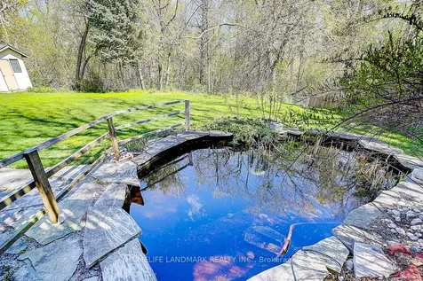 20 Lippincott Court Richmond Hill ON L4C 7M4