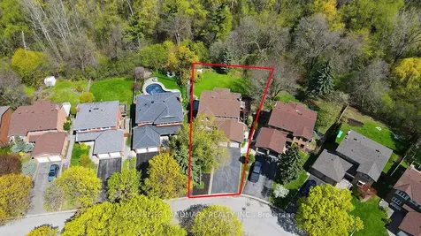 20 Lippincott Court Richmond Hill ON L4C 7M4
