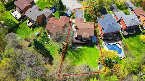 20 Lippincott Court Richmond Hill ON L4C 7M4
