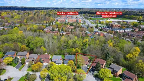 20 Lippincott Court Richmond Hill ON L4C 7M4