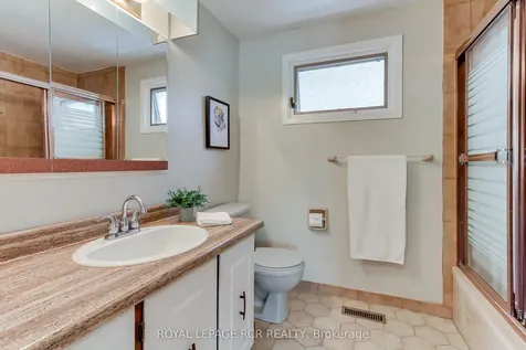 408 Handley Crescent Newmarket ON L3Y 4T4