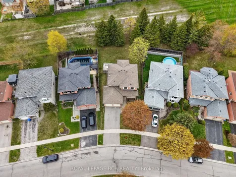 443 Herridge Circle Newmarket ON L3Y 7H7