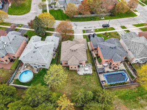 443 Herridge Circle Newmarket ON L3Y 7H7
