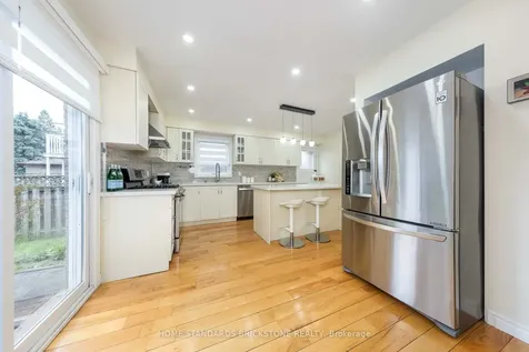 10 Chumleigh Crescent Markham ON L3T 4G6